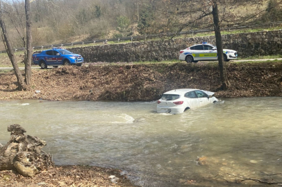 Bursa İnegöl'de otomobil dereye uçtu