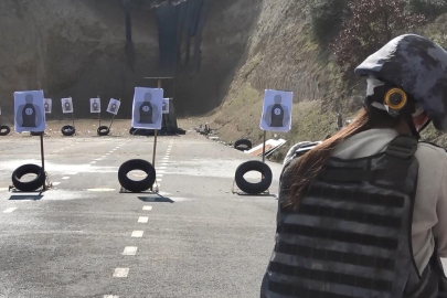 Bursa'da kadın polisler hedefleri başarıyla vurdu