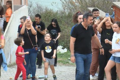 Bursa'da Yaren leyleğin geldiğini haber alanlar köye akın etti