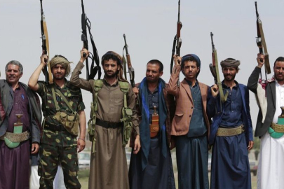 Husiler, ABD uçak gemisini füze ve İHA’larla hedef aldı