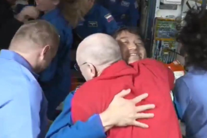 Uzayda mahsur kalan astronotların yerine geçecek ekip istasyona ulaştı