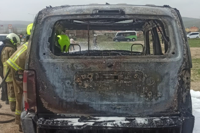 Balıkesir'de park halindeki araç yandı