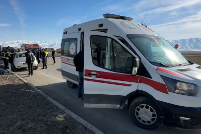 Hakkari'de yüksekova'da kaldırıma çarparak savrulan aracın sürücüsü yaralandı
