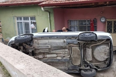 Kırıkkale'de kontrolden çıkan otomobil evin bahçesine devrildi: 1 yaralı