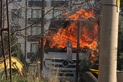 Adıyaman'da park halindeki tır alev alev yandı