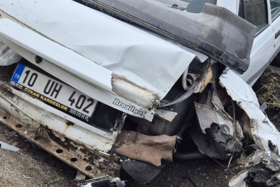Balıkesir'de refüje giren otomobildeki 2 kişi yaralandı
