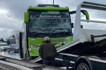Kocaeli'de özel halk otobüsü palet yüklü kamyonetle çarpıştı: 3 yaralı
