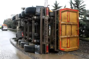 Ordu'da çakıl yüklü kamyon devrildi, sürücü yara almadan kurtuldu