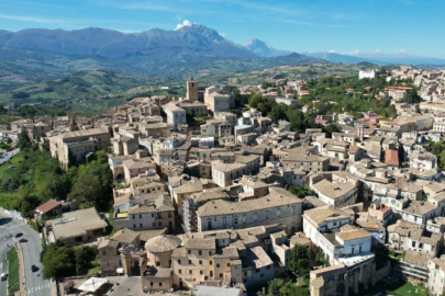 İtalyan kasabasında kahve parasına ev satılıyor