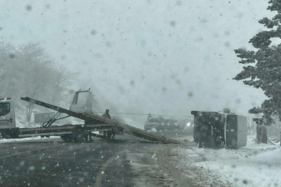 Kütahya Domaniç-İnegöl kara yolunda ticari araç devrildi