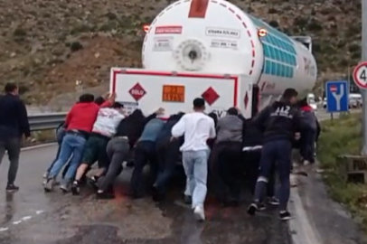 Mersin'de yolu kapatan tankeri vatandaşlar elbirliğiyle iterek çekti