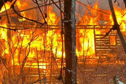 Artvin'de iftar vakti çıkan yangında 2 ev küle döndü