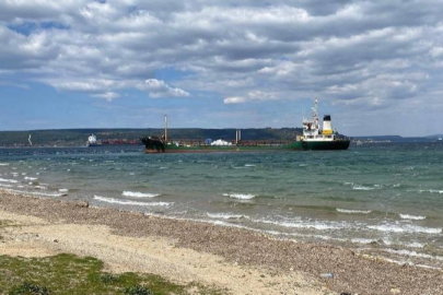 Çanakkale Boğazı'nda sürüklenen tanker karaya oturdu
