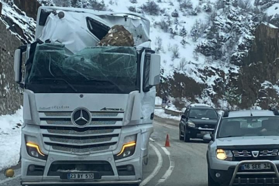 Gümüşhane’de tırın üzerine kaya düştü