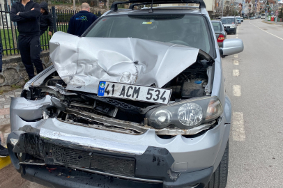 Kocaeli'de otomobil park halindeki kamyonete çarptı: 1 çocuk yaralandı