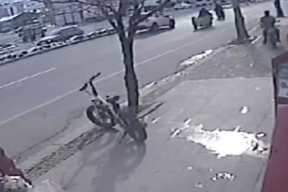 Konya'da kontrolsüz şerit değiştiren motosiklete araç çarptı