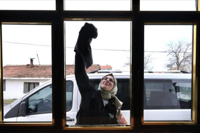 Bursa'da yaşlıların evlerini İnegöl Belediyesi temizliyor