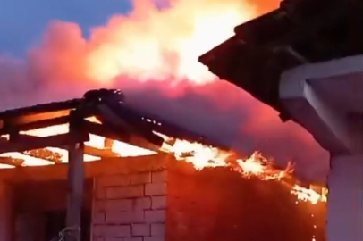 Düzce'de iftar vakti çıkan yangında ev küle döndü