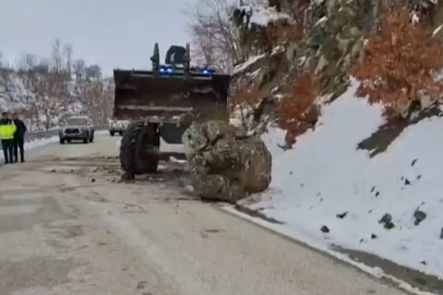 Elazığ Hazarbaba Kayak Merkezi yolunda düşen kaya kaldırıldı