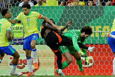 Galatasaray taraftarlarını korkutan an! Davinson sedyeyle kenara alındı