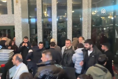 Slogan atarak İBB binasına girmeye çalıştılar! Saraçhane’de gergin anlar