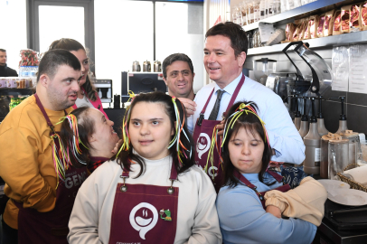 Bursa'da down sendromlu bireyler bir günlüğüne kafe işletti