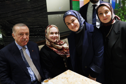 Cumhurbaşkanı Erdoğan gençlerle kafede bir araya geldi