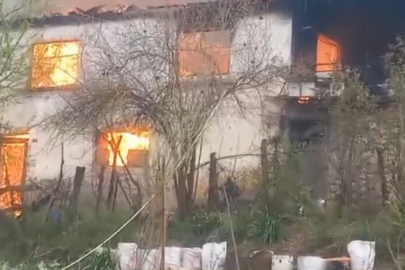 Isparta’da 2 katlı ev yangında küle döndü