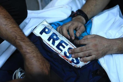 Katil İsrail'in Gazze'ye düzenlediği saldırıda bir gazeteci daha hayatını kaybetti