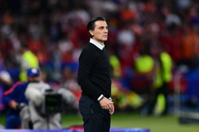 Montella: Futbolcularımızla ne kadar gurur duysak az