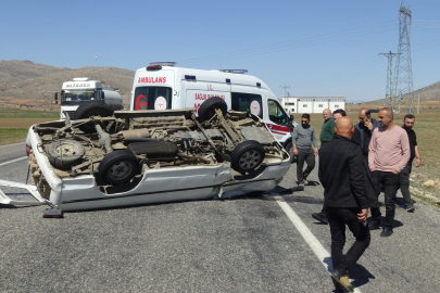 Batman’da kereste yüklü panelvan devrildi