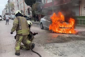 İstanbul Avcılar’da, park halindeki araç alev alev yandı