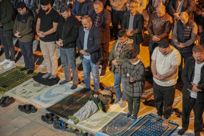 Bursalılar Kadir Gecesi'nde Ulu Cami'ye akın etti