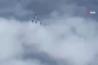 Fransa’da iki gösteri uçağı havada çarpıştı