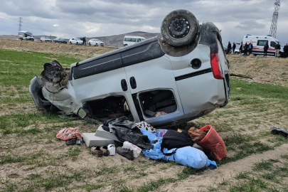 Bitlis Adilcevaz'da hafif ticari araç takla attı: 5 yaralı