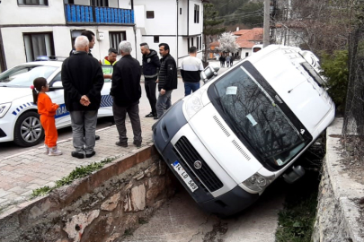 Bolu'da el frenini çekmeyi unuttu, öğrenci servisi kanala düştü