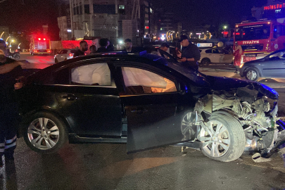 Kocaeli'de otomobil, özel halk otobüsüne çarptı: 3 yaralı