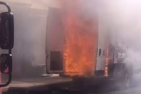 Mersin'de park halindeki araç alev alev yandı