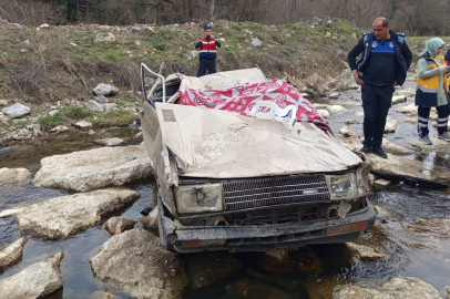 Kastamonu'da Tofaş otomobil çaya uçtu: 1 ölü