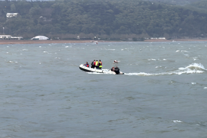 Sakarya'da şiddetli rüzgar kanoyu alabora etti: Göle düşen 5 kişi kurtarıldı, 2 kişi kayıp
