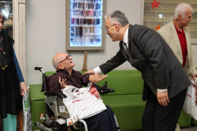 Bursa Valisi Erol Ayyıldız, bayram öncesi çocukları ve büyükleri unutmadı