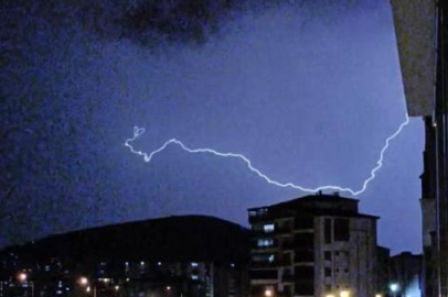 Elazığ’da şimşekler geceyi aydınlattı