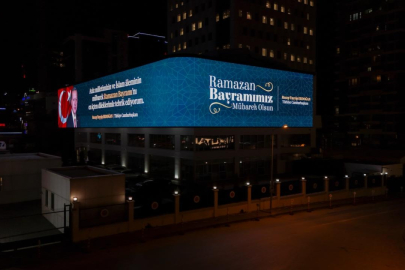 Cumhurbaşkanı Erdoğan'ın bayram mesajı İletişim Başkanlığı binasına yansıtıldı