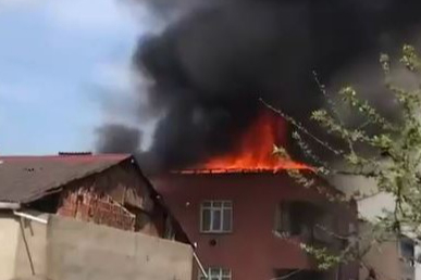 İstanbul Avcılar’da 4 katlı binanın çatı katı alevlere teslim oldu