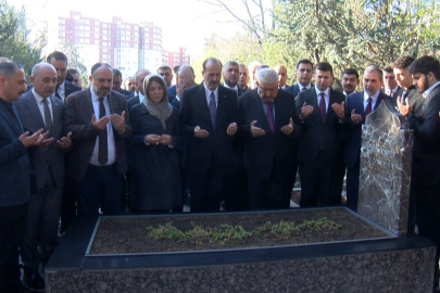 MHP'den Alparslan Türkeş’in kabrine ziyaret