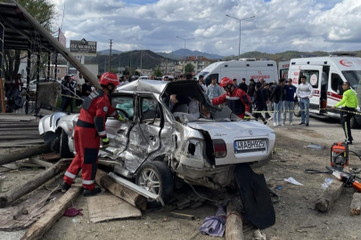 Muğla'da araç önce direğe, sonra duran otomobile çarptı: 4 ölü