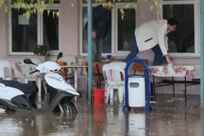 Tekirdağ'da kahvehaneyi su bastı, vatandaşlar sandalyelerle kurtuldu