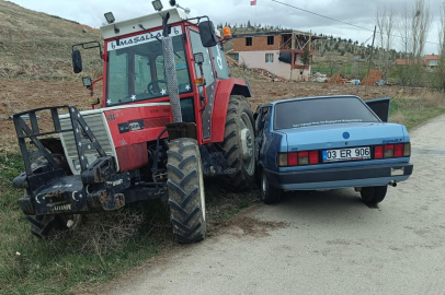 Afyonkarahisar'da otomobilin traktöre çarptığı kazada 3 kişi yaralandı
