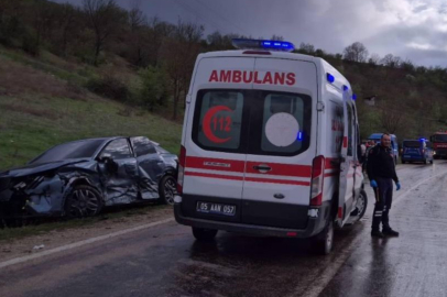 Amasya'da 2 otomobil çarpıştı