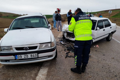 Isparta’da iki otomobil çarpıştı: 5 yaralı